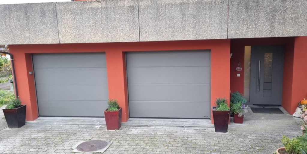 Garagen-Sektionaltore LPU42 und Aluminium Haustür ThermoSafe